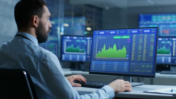 Stock Market Trader Werkt Een Computer Met Beurstikker Getallen Grafieken — Stockvideo