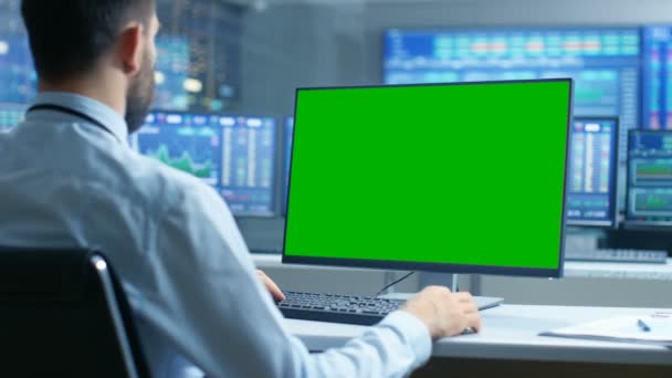 Sopra Vista Spalla Borsa Trader Lavorare Computer Con Schermo Verde — Video Stock