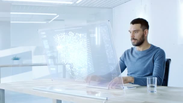 Naher Zukunft Arbeitet Ein Mann Seinem Computer Mit Transparentem Display — Stockvideo