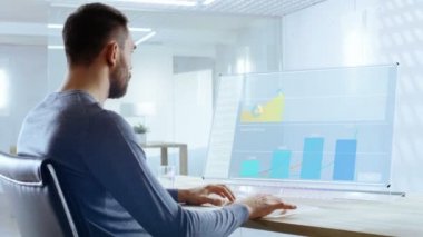 Yakın bir gelecekte Office çalışan tasarımları rapor üstünde onun şeffaf bilgisayar göstermek. Ekran gösterisi etkileşimli kullanıcı arabirimiyle istatistikleri, grafikler ve. Parlak Modern ise.