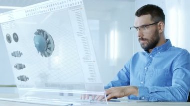 Yakın bir gelecekte profesyonel mühendis türbin 3d Model oluşturma şeffaf bilgisayar ekranında çalışır. O parlak ve Modern ofis çalışıyor.
