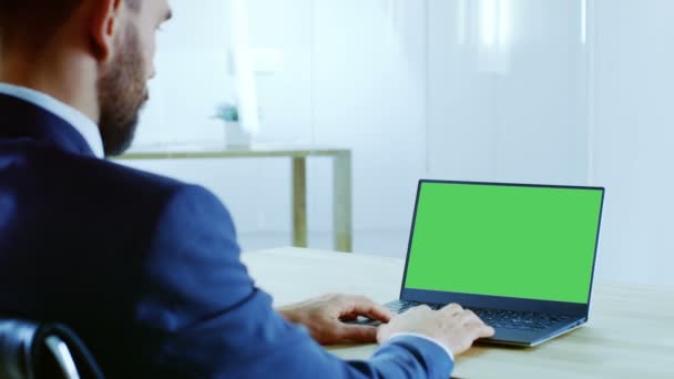 Respectabele Zakenman Werken Laptop Met Geïsoleerde Mock Groen Scherm Zijn — Stockvideo