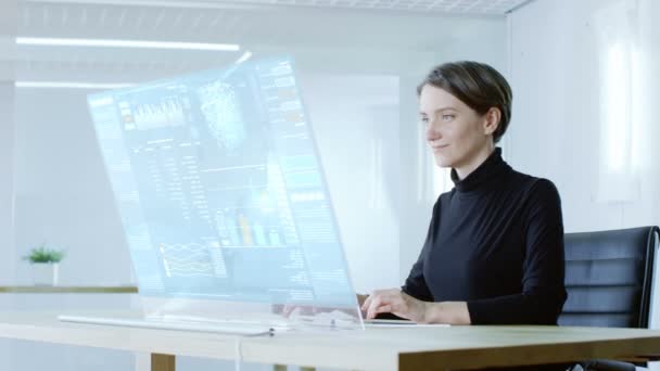 在未来的实验室美丽的女计算机科学家工作在透明的计算机显示 屏幕显示交互式用户界面与神经网络 人工智能原型 — 图库视频影像