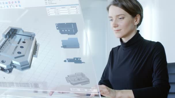 近い将来に美しい女性エンジニアは透明ディスプレイで彼女のコンピューターで動作します 彼女は複雑な モデルを構築します オフィスは明るくモダンなです — ストック動画