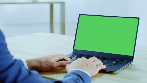 Close Van Zakenman Handen Typen Laptop Met Chromakey Geïsoleerd Mock — Stockvideo