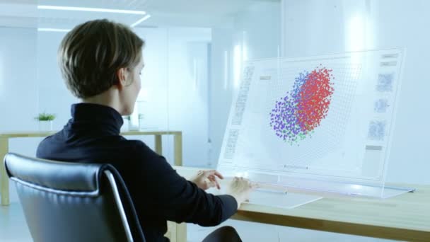 Het Futuristische Laboratorium Werkt Mooie Vrouwelijke Informaticus Met Touchscreen Toetsenbord — Stockvideo