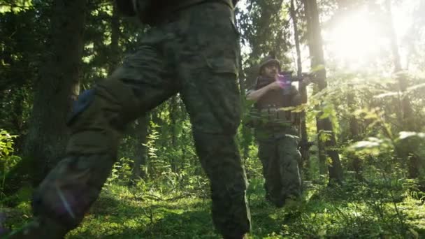 Отряд Пяти Полностью Экипированных Солдат Камуфляже Разведывательной Военной Миссии Стрельба — стоковое видео