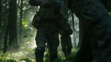 Kamuflaj bir keşif askeri görevi beş tam donanımlı asker kadrosu tüfekleri çekime hazır. Yoğun Smokey orman yoluyla oluşumunda hareket ediyorlar.