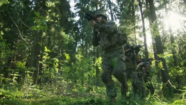 Squad Five Equipped Soldiers Camouflage Reconnaissance Military Mission Aiming Rifles — Stok Video