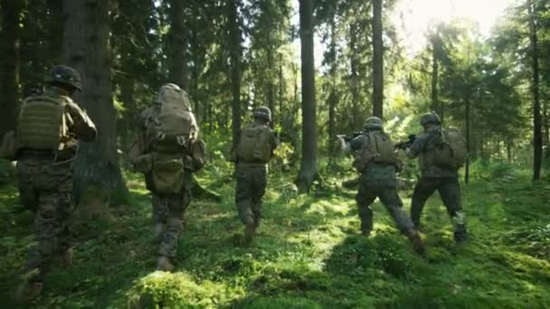 Ein Trupp Von Fünf Voll Ausgerüsteten Soldaten Tarnkleidung Auf Einer — Stockvideo