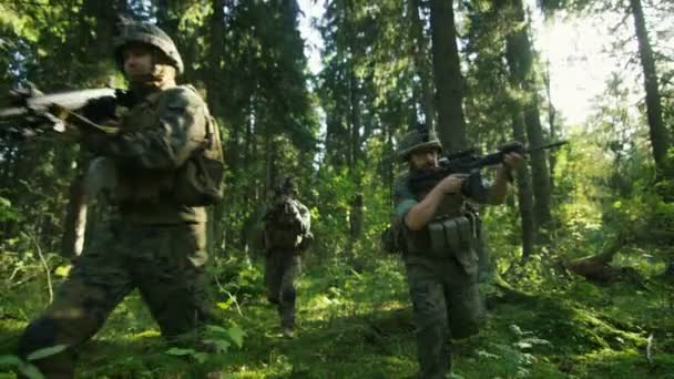 Escuadrón Cinco Soldados Totalmente Equipados Camuflaje Una Misión Militar Reconocimiento — Vídeo de stock