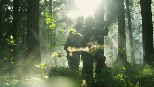 Fünf Voll Ausgerüstete Soldaten Tarnkleidung Auf Einer Militärischen Aufklärungsmission Gewehre — Stockvideo