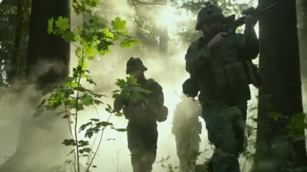 Voll Ausgerüstete Soldaten Tarnuniform Greifen Feinde Gewehre Bereit Zum Schießen — Stockvideo