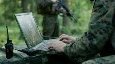 Aksiyon, askeri düzeyde dizüstü uydu düşmanla hedefleme kullanarak asker askeri operasyonda. Arka plan kamufle çadırda ormanda.