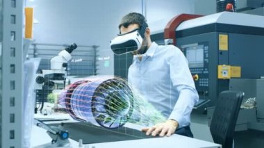 Fabrika şef mühendis Vr kulaklık giyen motor türbin holografik projeksiyon masada tasarlar. Sanal karışık Reality uygulamanın fütüristik tasarım.