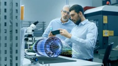 İki cep telefonu kullanarak artar gerçeklik holografik projeksiyon ile çalışır mühendisler motor türbin prototip 3d modeli. Sanal karışık Reality uygulamanın geliştirilmesi.