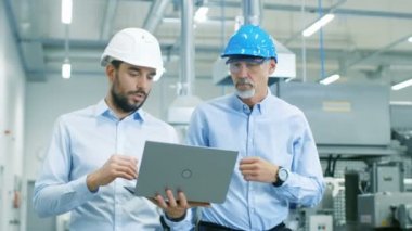 Onlar yürümek ile Modern fabrika proje Laptop tutar ve ürün ayrıntılarla anlatılır şef mühendis Başkanı iken.