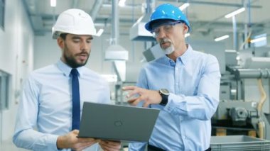 Baş proje Laptop tutar ve şef mühendis süre onlar yürümek ile Modern fabrikası ile ürün ayrıntıları anlatılır. Ufak bir olasılık.