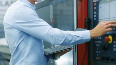 Şef Mühendis / Operatör programları / set-up Cnc Makine Denetim Masası ile. O Modern teknolojik açıdan gelişmiş fabrika üzerinde çalışıyor.