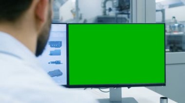 Mühendisi çalışma ile yeşil ekran Mock-up ekranda bir kişisel bilgisayarda, o tasarımı yeni Cad programı bileşenidir. Ofis pencere bileşenleri üretim fabrikası dışında görünür olduğunu.