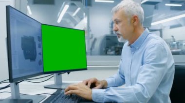 Üst düzey bir kişisel bilgisayar ile yeşil ekran Mock-up perde, çalışan mühendis o tasarımı yeni Cad programı bileşenidir. Ofis pencere bileşenleri üretim fabrikası dışında görünür olduğunu.