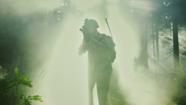 Silueta Del Soldado Totalmente Equipado Moviéndose Través Del Bosque Ahumado — Vídeos de Stock