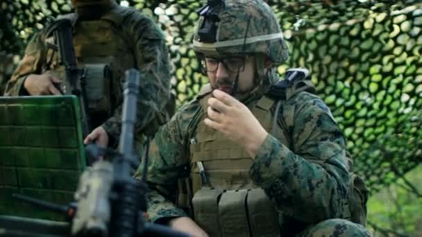 Base Escenografía Militar Ingeniero Jefe Del Ejército Signalman Utiliza Radio — Vídeo de stock