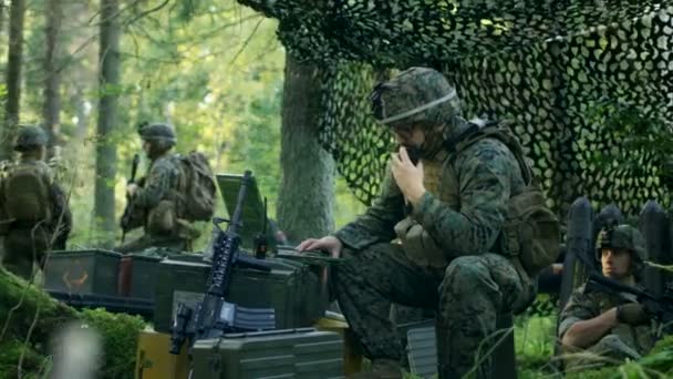 Militärstützpunkt Verwendet Der Armeechef Walkie Talkie Radio Und Einen Laptop — Stockvideo