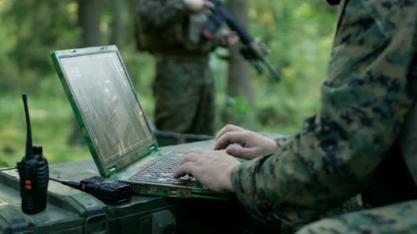 Operación Militar Acción Soldados Usando Ordenador Portátil Grado Militar Apuntando — Vídeos de Stock