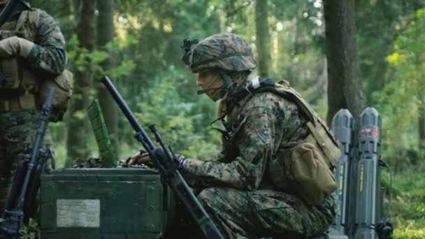 Base Rassemblement Militaire Ingénieur Chef Armée Assis Sur Les Boîtes — Video