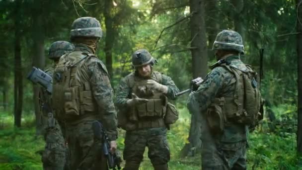 Velitel Družstva Popisuje Podrobnosti Vojenské Operace Vojáky Velitel Dává Rozkazy — Stock video