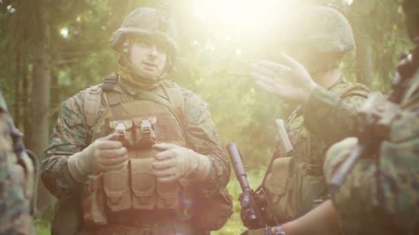 Líder Escuadrón Discute Detalles Operación Militar Con Soldados Comandante Órdenes — Vídeo de stock