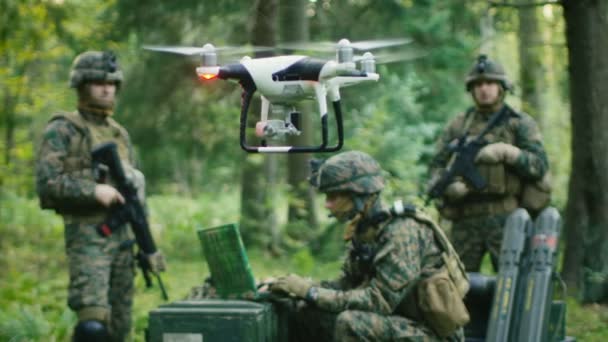 Base Militar Escenografía Ingeniero Del Ejército Soldados Vuelan Drone Industrial — Vídeos de Stock