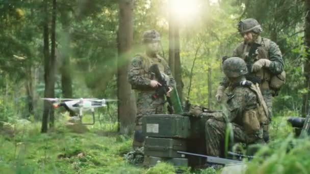 Nella Base Militare Sosta Ingegnere Soldati Dell Esercito Operano Drone — Video Stock