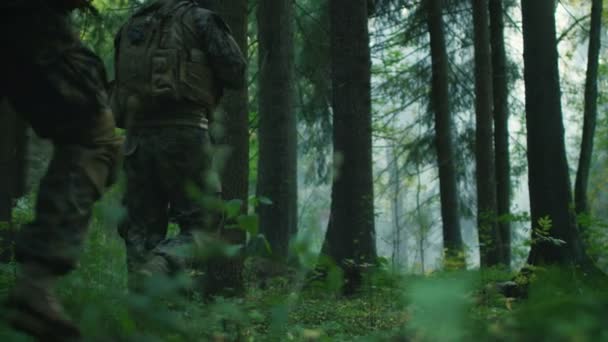 Voll Ausgerüstete Soldaten Tarnuniform Greifen Feinde Gewehre Bereit Zum Schießen — Stockvideo