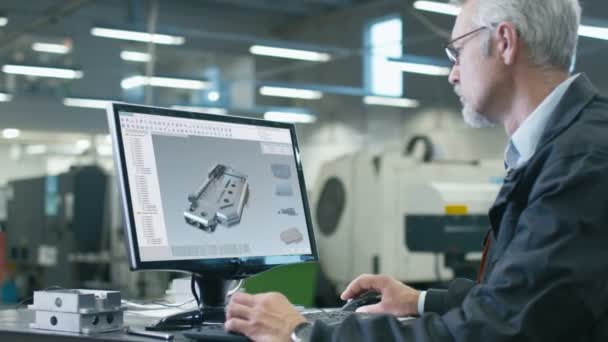 Hlavní Inženýr Pracující Osobním Počítači Navrhování Mechanických Detaily Cad Pracuje — Stock video