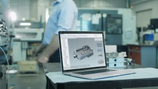 詳細表示画面での Cad 設計のノート パソコン Cnc 工作機械による背景演算子作品 — ストック動画