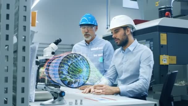 Högteknologiska Fabrik Två Ingenjörer Arbetar Med Holografisk Projektion Modell Motorns — Stockvideo