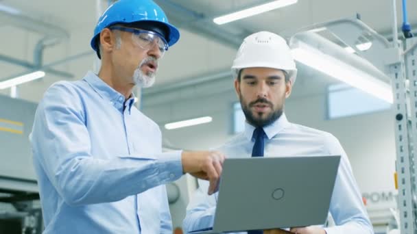 Vedoucí Oddělení Laptop Popisuje Podrobnosti Produktu Hlavním Inženýrem Jejich Nošení — Stock video