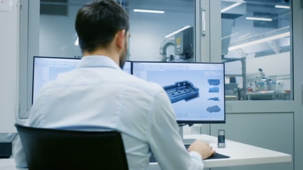 Ingenieur Techniker Arbeitet Einem Personal Computer Mit Zwei Displays Entwirft — Stockvideo