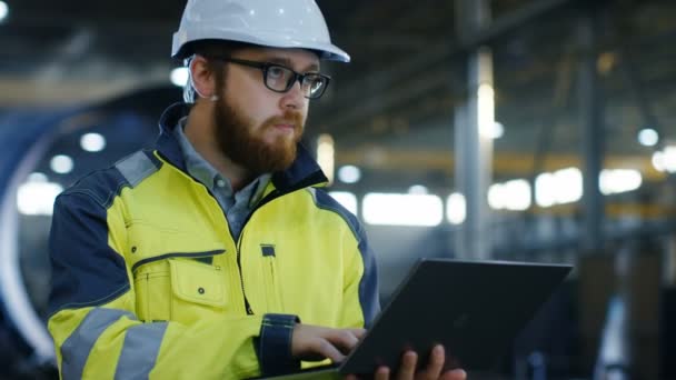 Промисловий Інженер Куртці Безпеки Хард Капелюха Використовує Ноутбук Працює Заводі — стокове відео