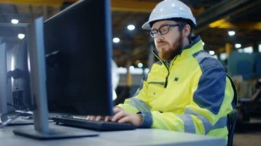 Endüstri Mühendisi bir kişisel bilgisayar çalışma alanında çalışıyor. O sert fabrika üretim ağır sanayinin ana atölye şapka ve emanet ceket ve Works giyer.