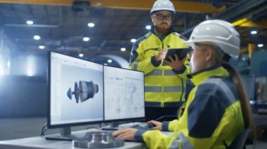 Ağır Sanayi Fabrika içinde kadın mühendis çalışıyor kişisel bilgisayarınızda o 3d türbinli Model, onun erkek arkadaşı onunla konuşur ve Tablet bilgisayarı kullanan tasarımları.