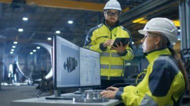 Ağır Sanayi Fabrika içinde kadın mühendis çalışıyor kişisel bilgisayarınızda o 3d türbinli Model, onun erkek arkadaşı onunla konuşur ve Tablet bilgisayarı kullanan tasarımları.