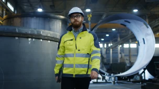 Efter Skott Tre Ingenjörer Går Genom Tung Industri Tillverkning Fabrik — Stockvideo