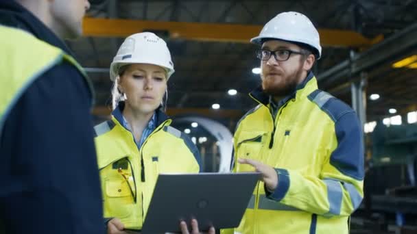 Ingenieros Industriales Masculinos Femeninos Hablan Con Trabajador Fábrica Mientras Usan — Vídeos de Stock