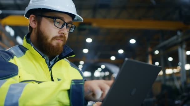 Industriell Ingenjör Hård Hatt Bär Säkerhet Jacka Använder Touchscreen Laptop — Stockvideo