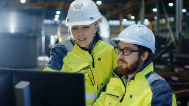 Male Industrial Engineer Works Personal Computer While Female Factory Worker — Stock Video