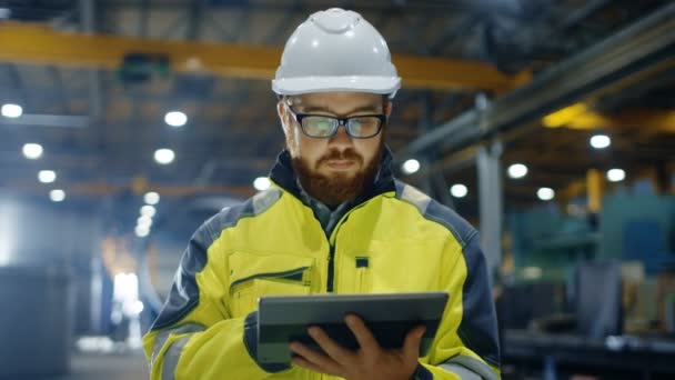 Engenheiro Industrial Hard Hat Vestindo Jaqueta Segurança Usa Touchscreen Tablet — Vídeo de Stock