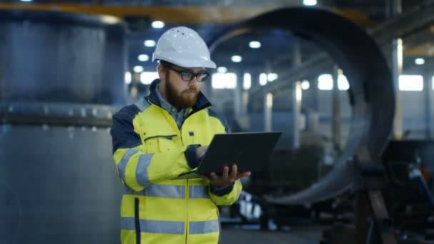 Ingegnere Industriale Hard Hat Indossare Giacca Sicurezza Utilizza Computer Portatile — Video Stock